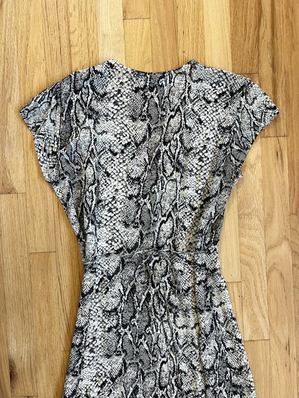 REFORMATION carina midi wrap dress snake print beige black size M - Picture 11 of 12